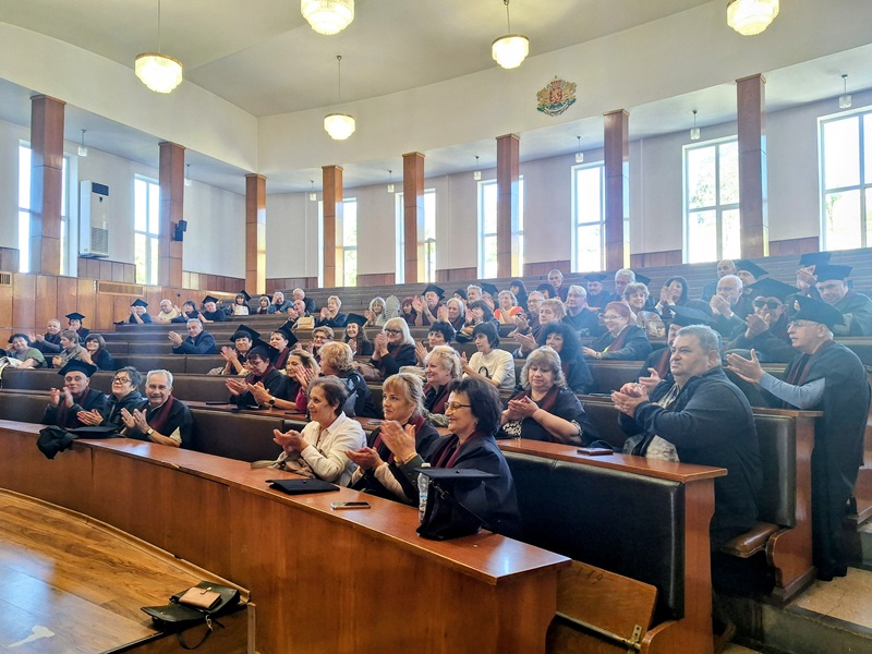Участниците в зала 1 на Ректората